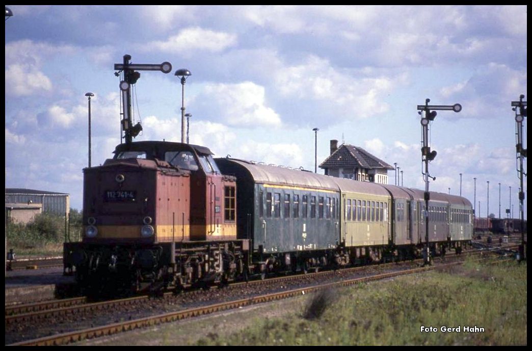 Am 16.9.1990 fährt 112741 mit einem Personenzug aus Stendal in den Grenzbahnhof Oebisfelde ein.