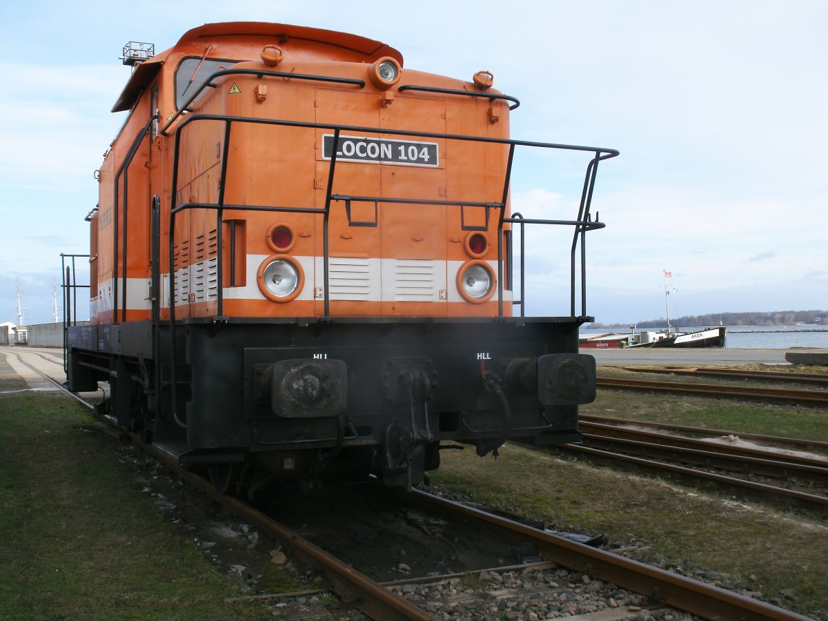 Am 16.Februar 2014 hatte LOCON`s 104 im Stralsunder Nordhafen Sonntagsruhe.Fotografiert durch den Zaun.