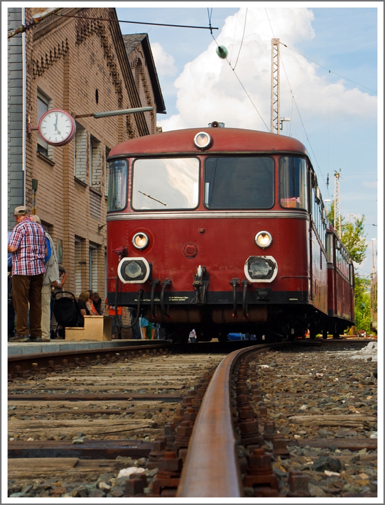 Am 17. und 18. August 2013 war Lokschuppenfest im Südwestfälische Eisenbahnmuseum in Siegen unteranderem wurden Schienenbus Pendelfahrten zwischen Siegen und Kreuztal angeboten, welche die Oberhessische Eisenbahnfreunde e.V. (OEF) mit einer Schienenbusgarnitur fuhr.

Hier steht am 17.08.2013 die Schienenbusgarnitur beim Museum wieder zur Abfahrt bereit. 

Die Schienenbusgarnitur bestand (von vorne nach hinten) aus:

Steuerwagen 996 677-9 (65 80 0996 677 0 D-OEF), ex DB 996 677-1, ex DB 998 677-9, ex DB VS 98 077, dieser Steuerwagen wurde 1959 von Waggonfabrik Uerdingen gebaut. Zudem war hier das BW Siegen seine alte Heimat (zwischen dem 01.01.1982 und dem 18.08.1988).

Beiwagen 996 310-9 (95 80 0996 310-8 D-OEF), ex DB 996 310-9, ex DB 998 310-7, ex DB VB 98 2310,  dieser Beiwagen wurde 1962 bei Rathgeber in München gebaut.

VT 98 829-7 (95 80 07 98 829-7 D-OEF), ex DB 798 829-8, ex DB VT 98 9829, dieser Triebwagen wurde 1962 bei MAN unter der Fabriknummer 146 611 gebaut.

Die Aufnahme entstand aus einem abgesicherten Bereich aus dem Südwestfälische Eisenbahnmuseum heraus.