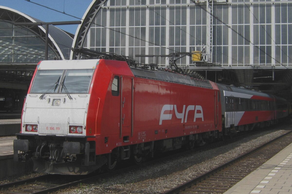 Am 17 April 2011 steht NS HiSpeed/FYRA 186 119 mit ein IC-Direct in Amsterdam Centraal. Als grösster Flopp je in die geschichte der Niederländische Staatseisenbahnen wurde der FYRA Ende 2014 schnell rasiert. Ab 2022 sind auch die ATLU 186 111-122 nicht mehr in NS-Diensten an zu treffen.