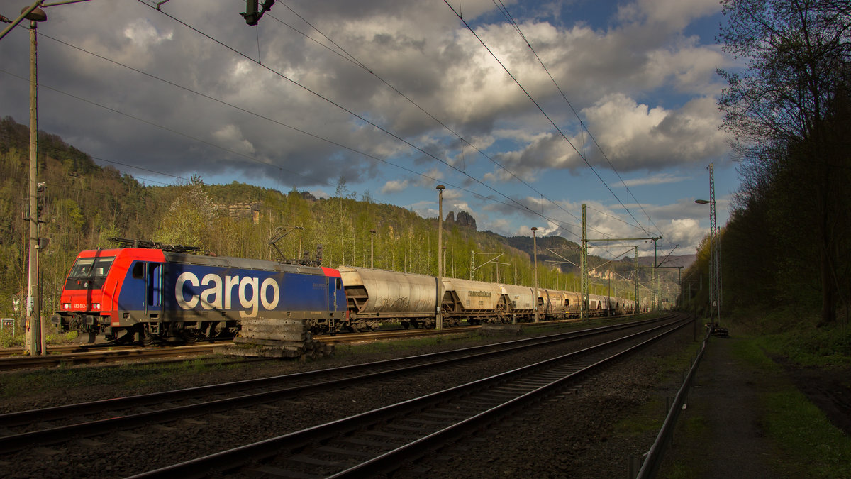 Am 17. April 2017 steht in Bad Schandau Ost eine 482 042-9 von SBB Cargo mit einem langen Güterzug. Die Sonne hatte an diesem Tag ein Herz für den Fotographen. 