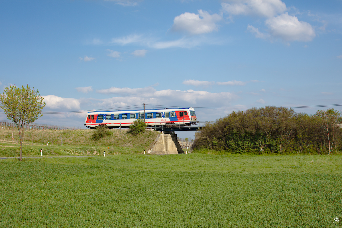 Am 17. April 2019 ist der 5047.037 gerade nach Großschweinbarth unterwegs. Das Bild zeigt den Treibwagen auf einer Brücke bei Auersthal. Betrachtet man die Brückenlager fällt auf, dass die einmal ein stärkeres Brückentragwerk verlegt gewesen sein muss.