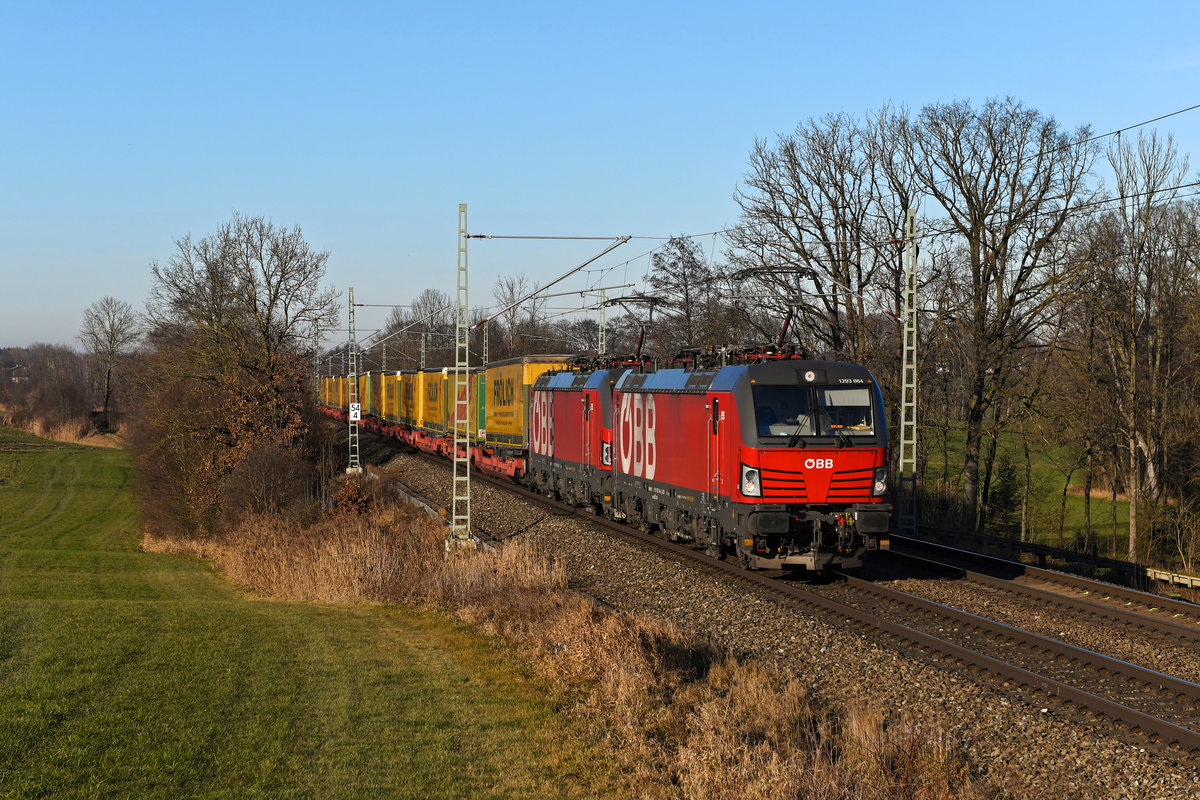 Am 17. Dezember 2020 waren die 1293.064 und 041 gemeinsam vor dem DGS 42171 von Kassel nach Verona Q.E. im Einsatz, der praktisch ausschließlich von den Speditionen nothegger und Frölich genutzt wird. Bei Hilperting konnte ich das Vectron-Tandem vor dem einheitlich mit gelben Aufliegern beladenen KLV-Zug fotografieren. 