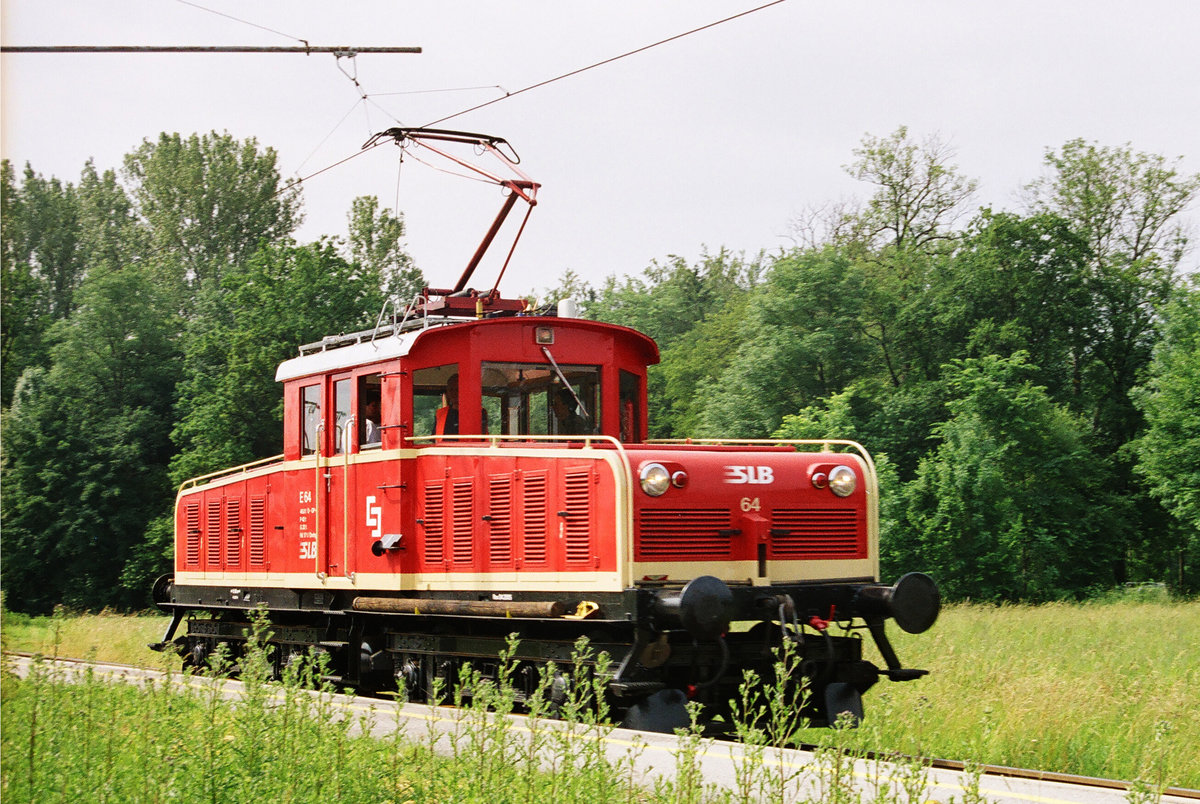 Am 17. Juni 2005 fuhr die Lokomotive E64 der Salzburger Lokalbahn durch den Haltepunkt Acharting   