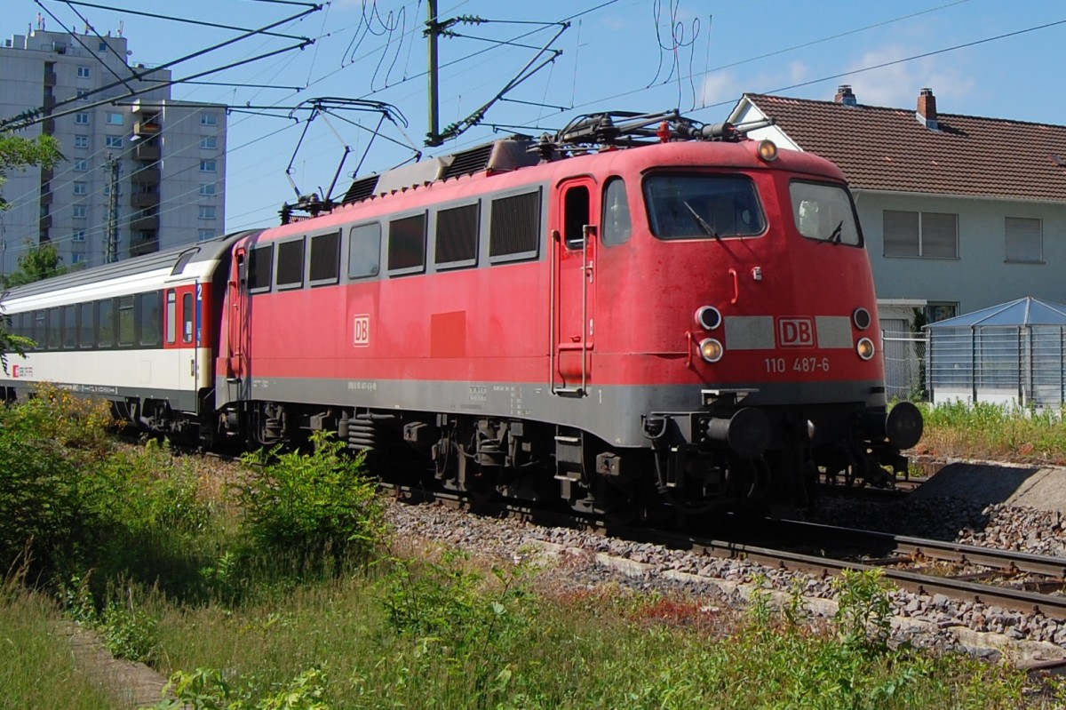 Am 17. Juni 2012 fuhr 110 487-6 (Maus-Lok) durch den alten Westbahnhof in Stuttgart nach Zrich. Mittlerweile wurde Sie verschrottet!
