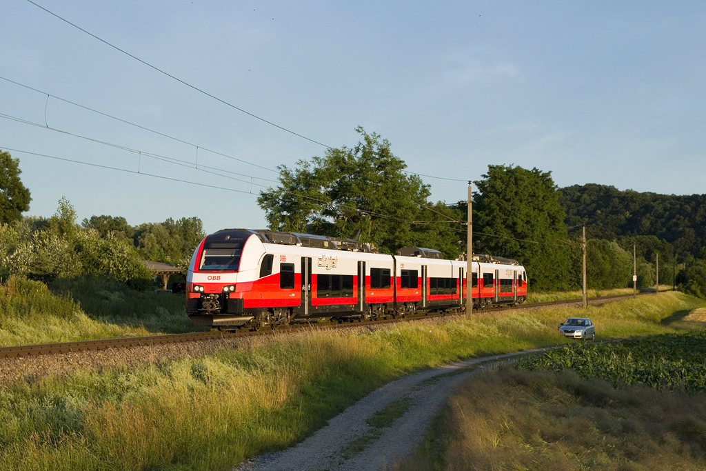 Am 17. Juni 2016 genoss der Cityjet 4746 013 in bester Abendsonne seine erste Fahrt im steirischen Personenverkehr von Graz Hauptbahnhof nach Spielfeld-Straß und retour und konnte dabei bei Wagna als SB 4154 festgehalten werden.