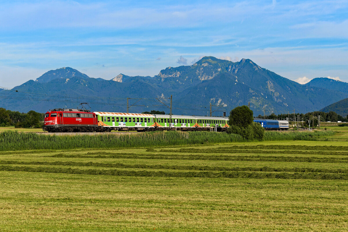 Am 17. Juni 2022 konnte ich den Alpen-Sylt Express NEX 1313 auf der Fahrt nach Westerland bei Weisham aufnehmen. Im Hintergrund thronen die Chiemgauer Alpen. Leider zeigte sich der Himmel an diesem Abend recht verschleiert, so dass ich mir vornahm, dieses Motiv bei besseren Wetterverhältnissen nochmals zu wiederholen. Leider machte mir da die überraschende Einstellung der Verbindung im Juli diesen Jahres einen Strich durch die Rechnung. Daher bin ich froh, dass ich zumindest ein bergmotivliches Bild der 110 491 der BTE vor dem privaten Nachtzug anfertigen konnte.  
