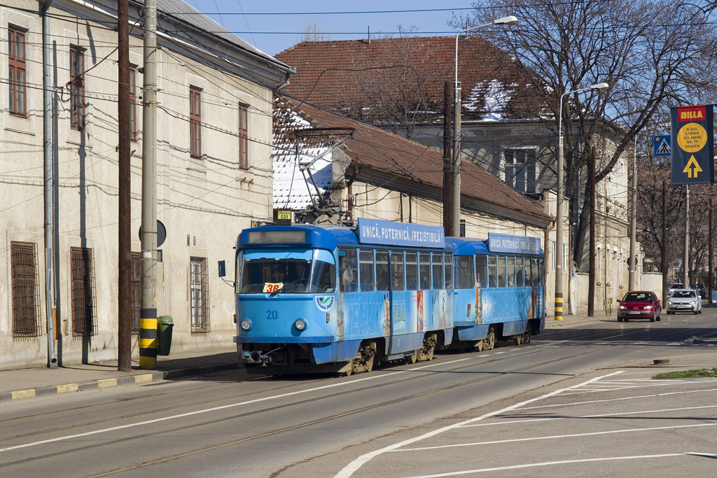 Am 17. März 2013 fährt Tatra T4D 020 (ex. Magdeburg 1214) mit T4B 120 (ex. Magdeburg 2139) als Linie 3R in der Strada Berzei und erreicht in Kürze die Haltestelle Stadion.