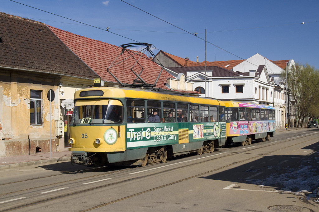 Am 17. März 2013 ist Tatra T4D 035 (ex. Dresden 224 569) mit B4D 135 (ex. Dresden 274 009) als Linie 1N in der Strada Primăriei unterwegs. 