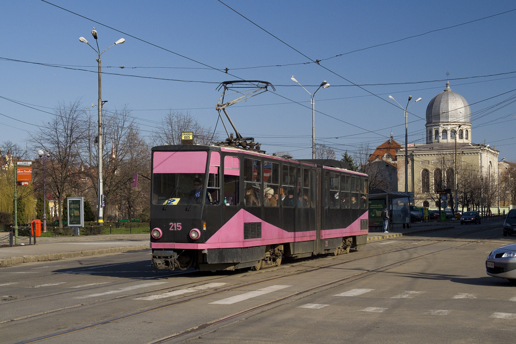 Am 17. März 2013 ist Tatra KT4D 215 (ex. Berlin 219 033) als Linie 2 unterwegs und überquert soeben den Piaţa Unirii. 