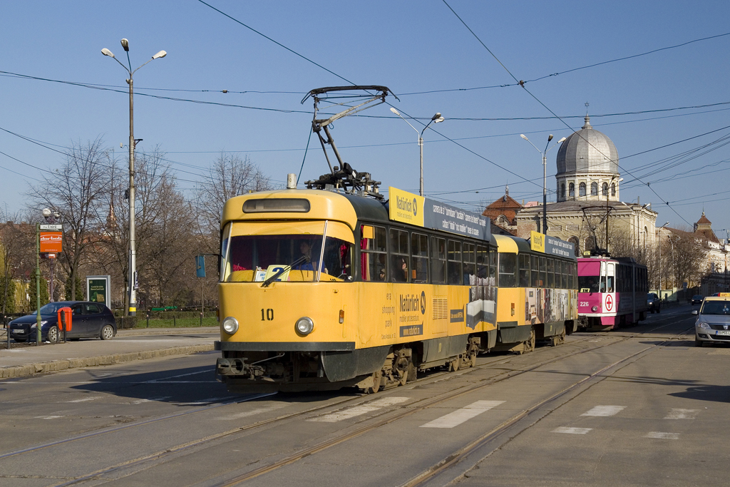 Am 17. März 2013 ist Tatra T4D 010 (ex. Magdeburg 1207) mit B4D 110 (ex. Magdeburg 2083) als Linie 2 unterwegs und überquert soeben den Piaţa Unirii. Im Hintergrund ist Tatra KT4D 226 (ex. Berlin 219 004) zu sehen. 