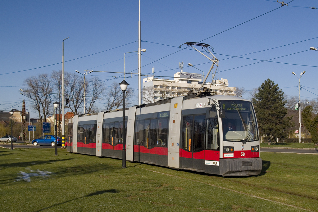 Am 17. März 2013 ist ULF 59 als Linie 1N in Richtung Pod CFR unterwegs und überquert soeben den Piaţa Emanuil Gojdu. 