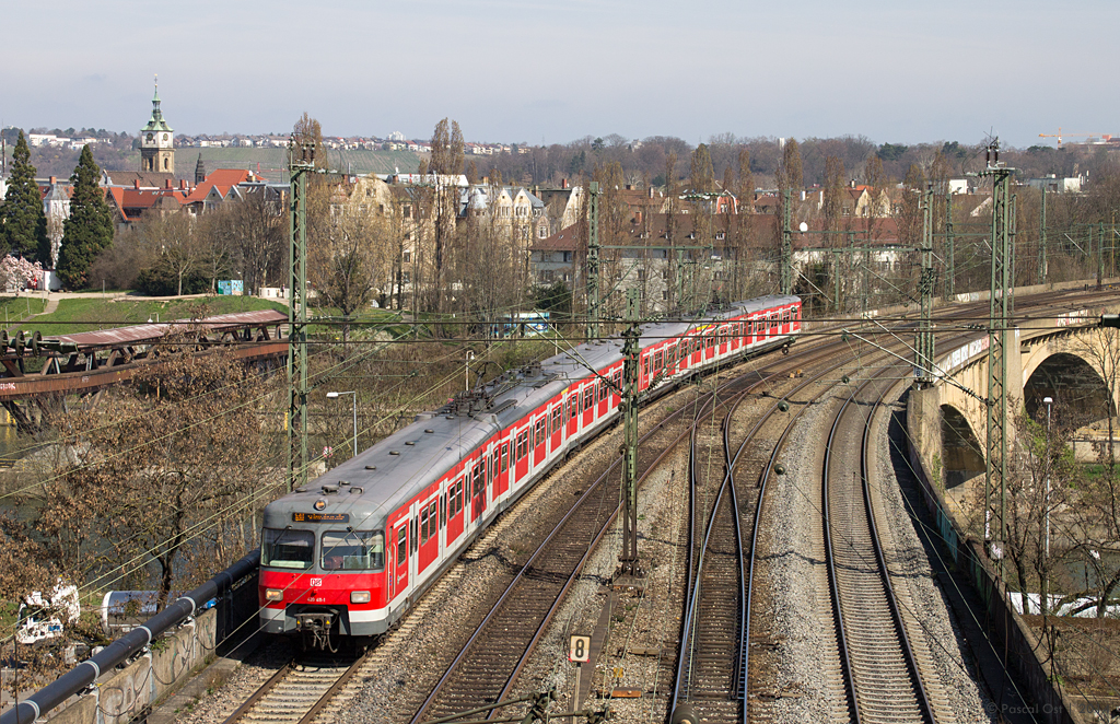 Am 17. März 2014 besuchte ich eine weitere Fotostelle im Netz der Stuttgarter S-Bahn: 420 411-1 wird in Kürze als S7851 (Plochingen - Stuttgart Schwabstraße) in den Rosensteintunnel einfahren. Der nächste Halt des Zuges ist Stuttgart Hbf (tief).