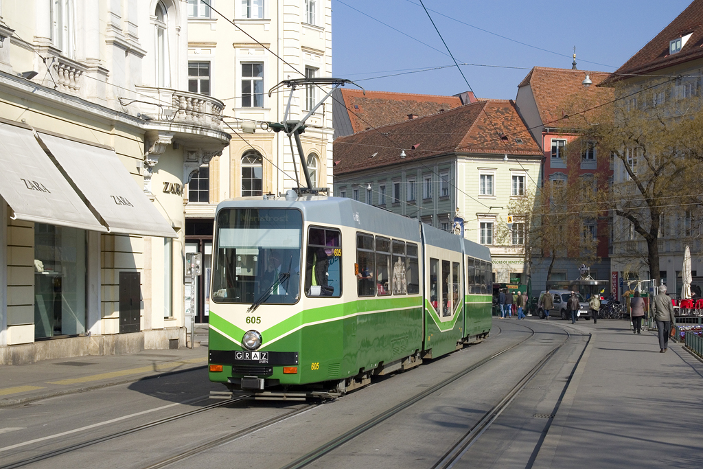 Am 17. März 2016 ist TW 605 als Linie 1 am Eisernen Tor unterwegs.