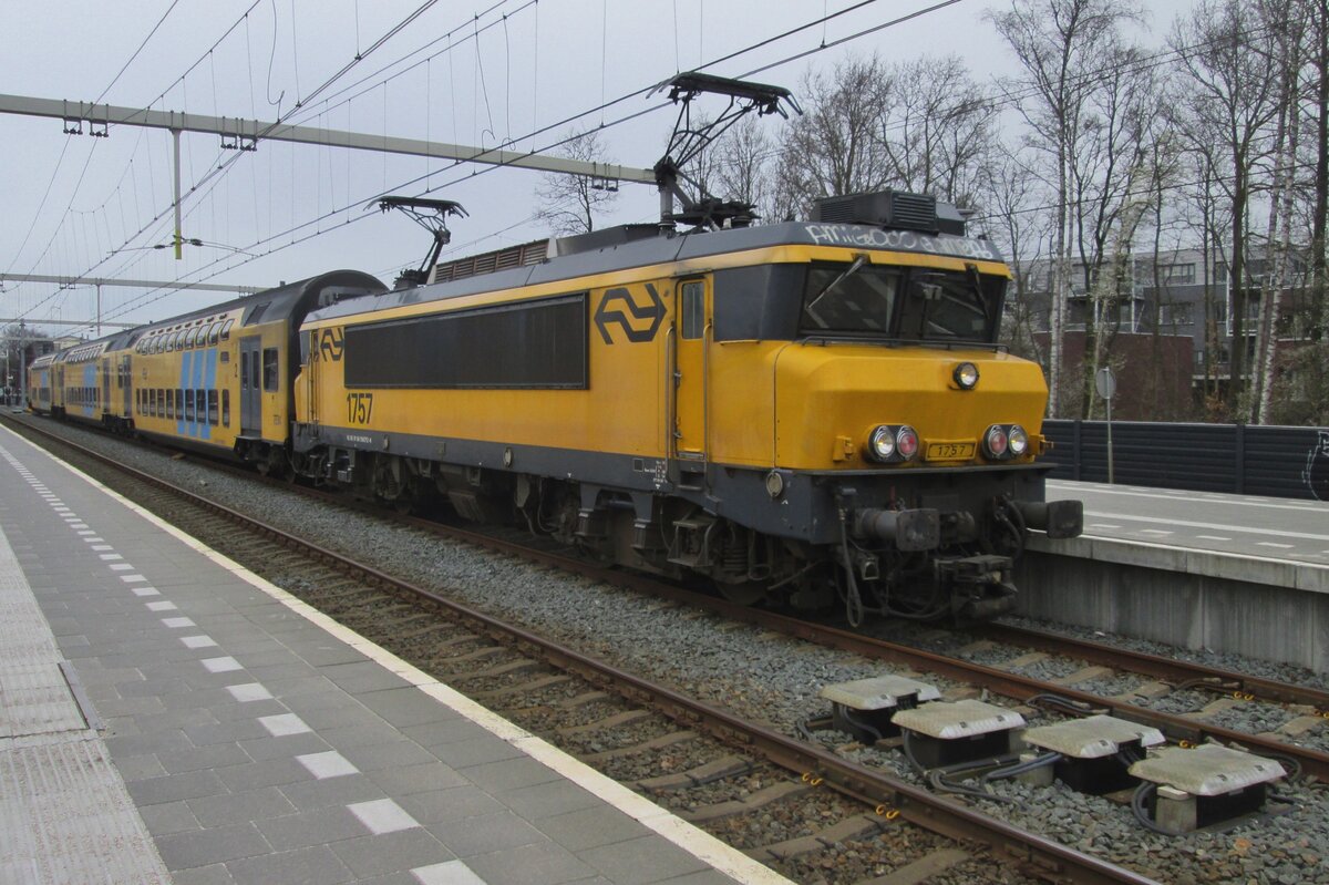 Am 17 März 2017 steht NS 1757 mit ein DD-AR in Wijchen als Regionalzug nach Arnhem.