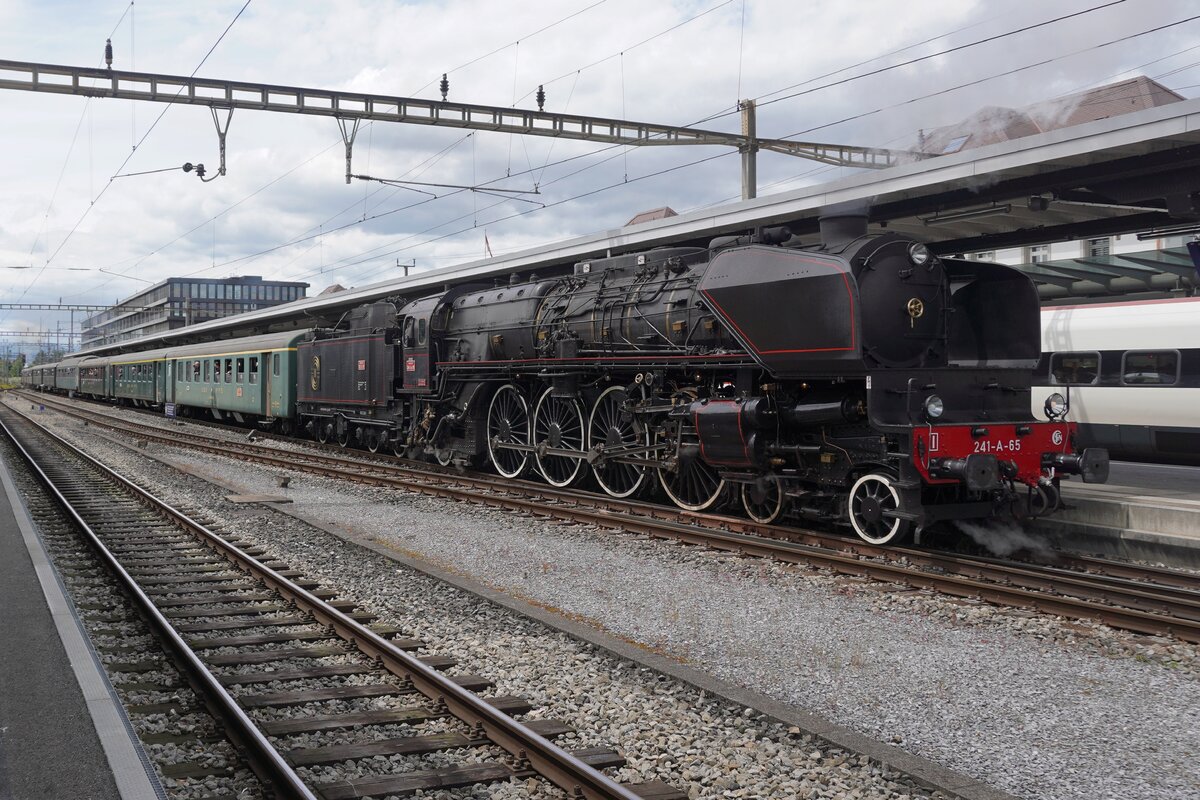 Am 17 Mai, um 14;01 verlast 241A65 von Damflok Depot Full der Bahnhof von Solothurn mit ein Extrazug.