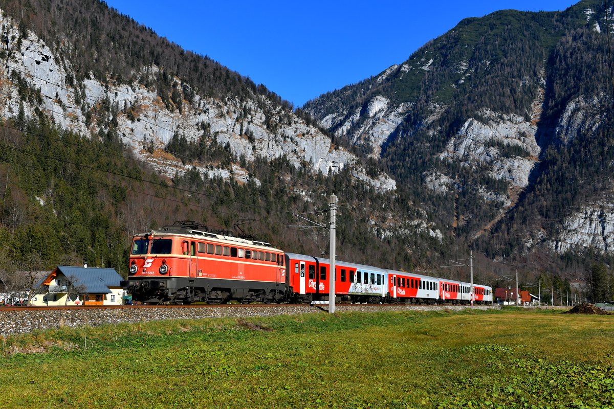 Am 17. November 2018 bespannte die 1142.682 den REX 4429 von Steinach-Irdning nach Attnang-Puchheim und konnte im Salzkammergut bei Obertraun fotografiert werden. Wenige Augenblicke nach Durchfahrt des Zuges lag das enge Tal komplett im Schatten. 