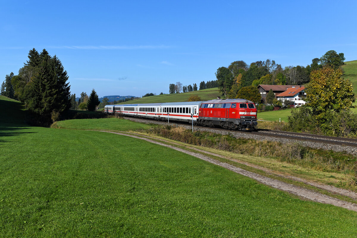 Am 17. Oktober 2021 war die 218 435 vor dem IC 2084  Nebelhorn  zwischen Oberstdorf und Augsburg im Einsatz. Kurz vor Ende der Einsätze beim Betriebshof Ulm war dieser Maschine noch eine Auslaufuntersuchung samt Lackauffrischung gegönnt worden. Inzwischen ist die Lok im hohen Norden auf der Marschbahn im Einsatz. Entstanden ist die Aufnahme in der Nähe der Günzquelle. 