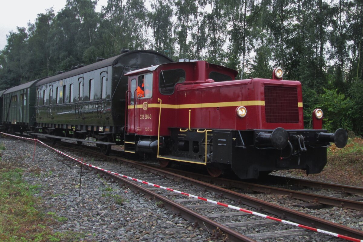 Am 17 September 2016 hat 332 306, der ehemahligen Bentheimer Eisenbahn D-4, ins DGEG-Museum von Bochum-Dahlhausen ein definitives Refugium bekommen. Hier töfft sie mit der Pendelzug von-nach der S-Bahn Bahnhof Bochum-Dahlhausen.