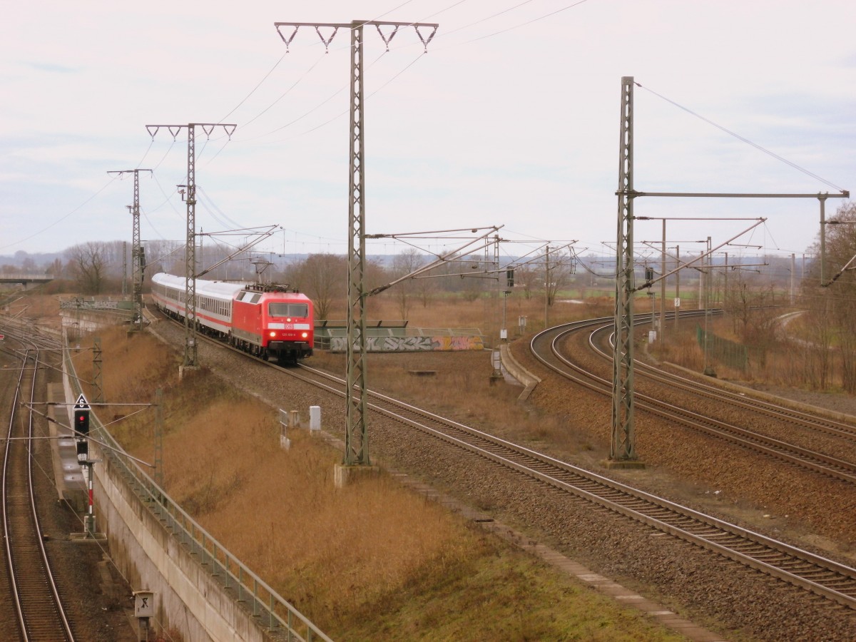 Am 17.01.2014 kam 120 108 mit dem IC 1931 von Richtung Uelzen nach Stendal und weiter nach Berlin Südkreuz.
