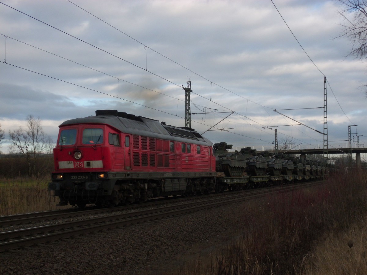 Am 17.01.2014 kam 233 233 mit einem Panzerzug aus Richtung Stendal.Diese Fuhre ging nach Letzlingen zum Truppenübungsplatz.