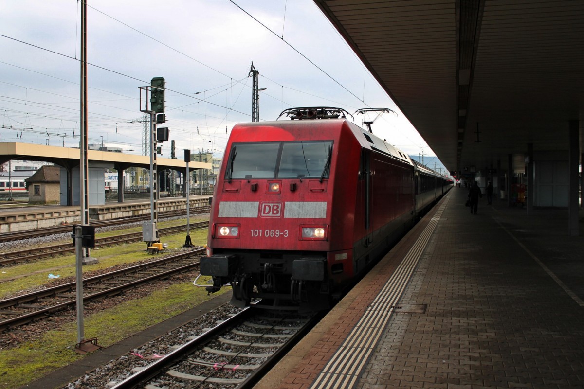 Am 17.01.2014 stand 101 069-3 mit dem EC 6 (Zürich HB/Chur HB (Kurswagen) - Hamburg-Altona) in Basel Bad Bf und wartet auf ihre Abfahrt gen Norden.