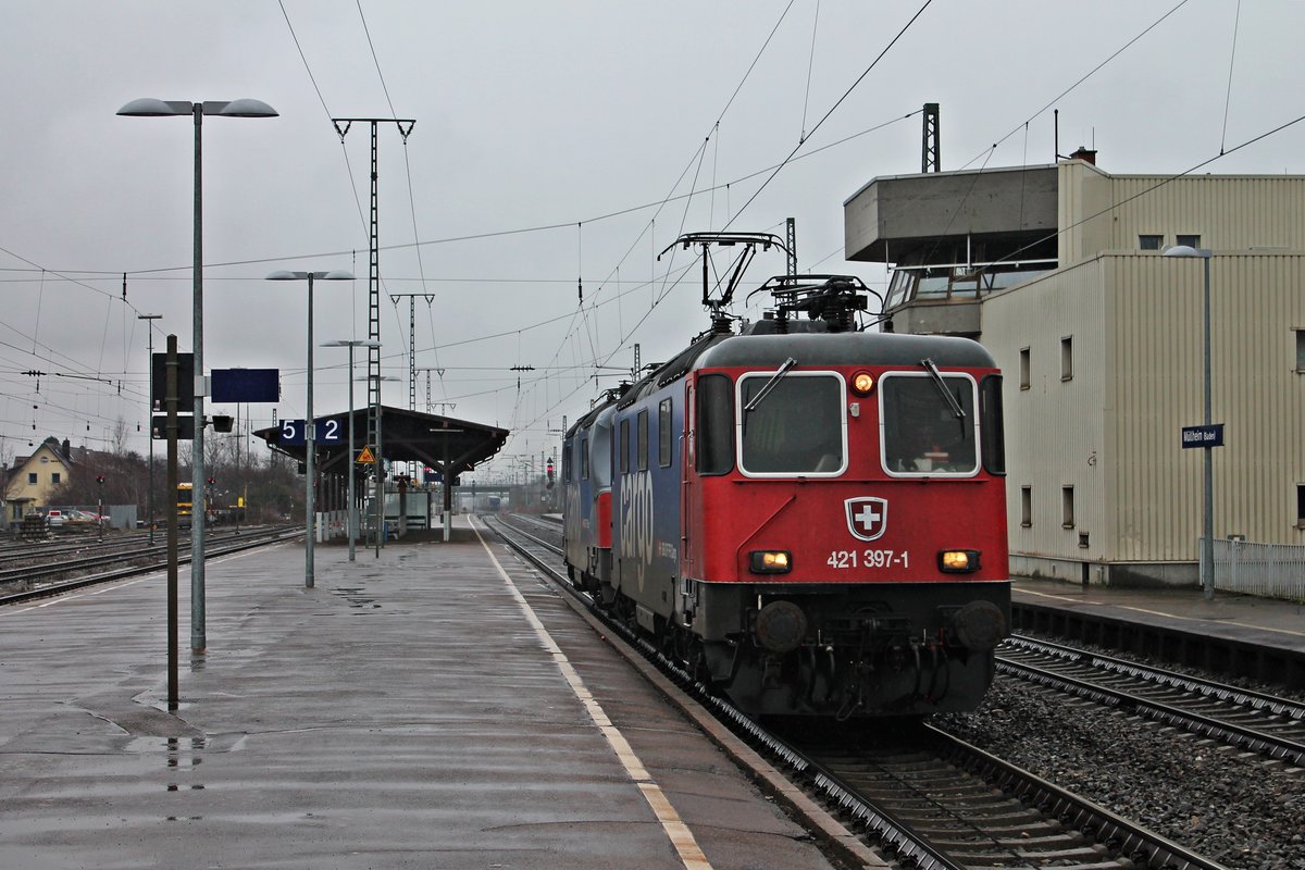 Am 17.01.2015 brachte SBB Cargo/HSL Re 421 397-1 die zuvor in Hof verunglückte Re 421 383-1 in Richtung Schweiz zur Aufarbeitung, als sie zusammen durch Müllheim (Baden) fuhren.