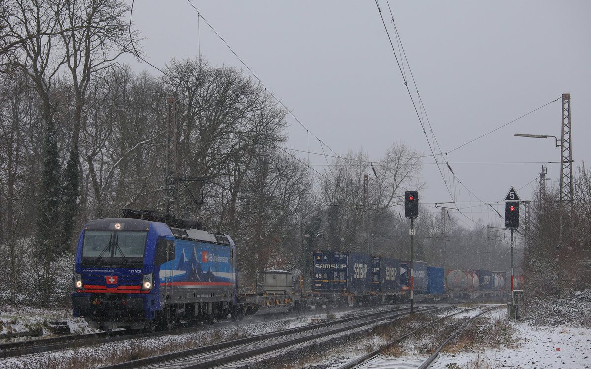 Am 17.01.2021 zog SBB Cargo 193 520`Diveria´ einen Hupac Zug richtung Niederlande durch Ratingen-Lintorf. 
