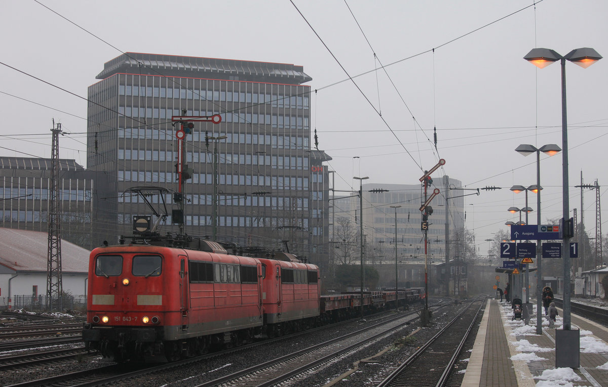 Am 17.01.2021 zogen Railpool 151 043 und 151 028 den leeren Andernacher Stahlzug nach Oberhausen-West durch Düsseldorf-Rath. 