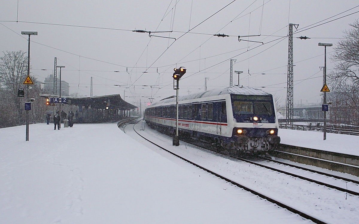 Am 17.01.2024 verlässt die RB 37 nach Krefeld mit der 145 087-3 von SRI am  Zugschluss den Neusser Hauptbahnhof 