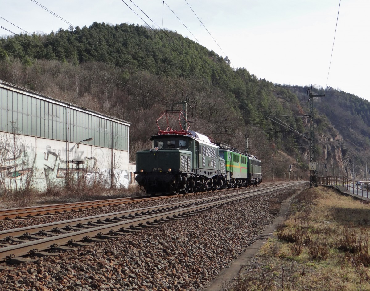 Am 17.02.14 brachte E94 192 die 142 130-4 und die 140 438-3 von Nördlingen nach Dessau. Hier die Einfahrt in Saalfeld/Saale. Gruß an den Tf!