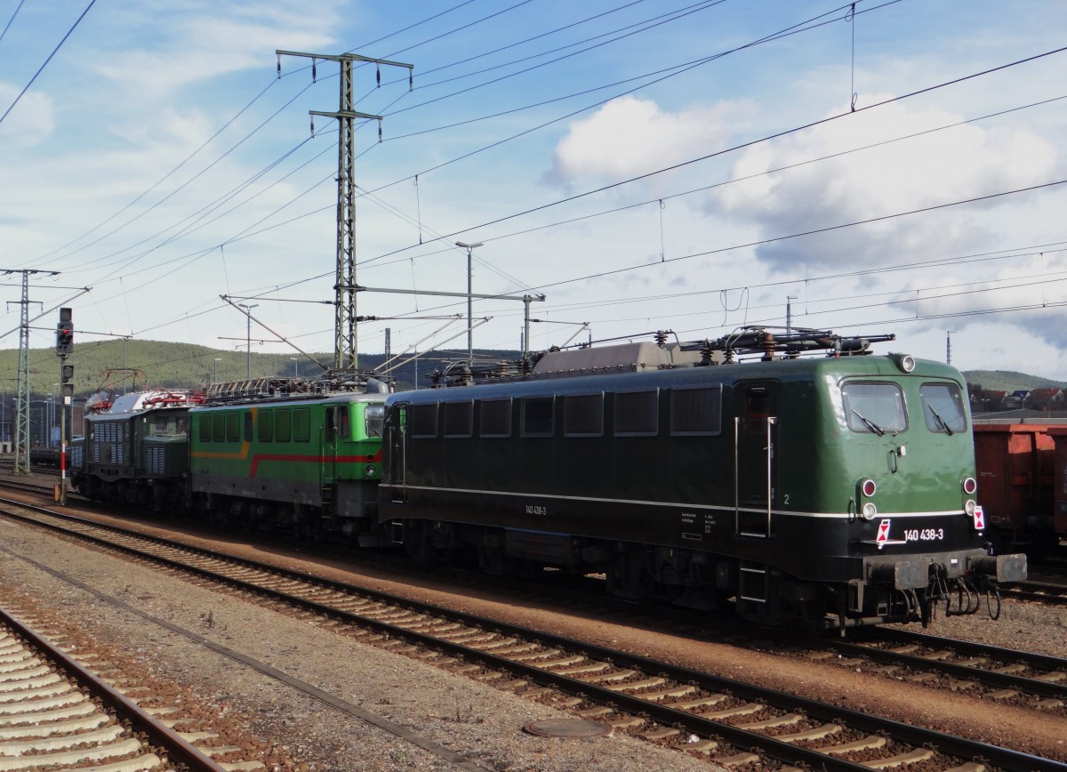 Am 17.02.14 brachte E94 192 die 142 130-4 und die 140 438-3 von Nördlingen nach Dessau. Hier bei kurzem Aufendhalt in Saalfeld/Saale.