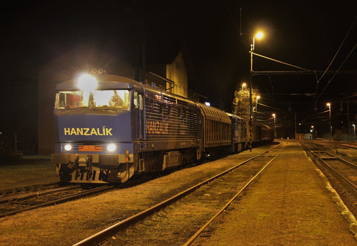 Am 17.02.20 kam der Mattonizug mit 749 263 vorn, dann ein Waggon und danach die 749 262 von Kyselka in Vojkovice nad Ohri an.