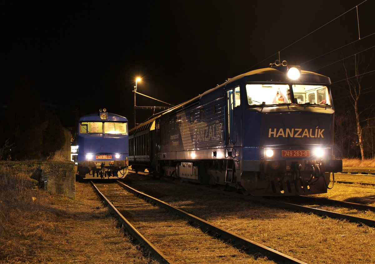 Am 17.02.20 kam der Mattonizug mit 749 263 vorn, dann ein Waggon und danach die 749 262 von Kyselka in Vojkovice nad Ohri an. Im Bahnhof wurde die 749 262 rausrangiert.