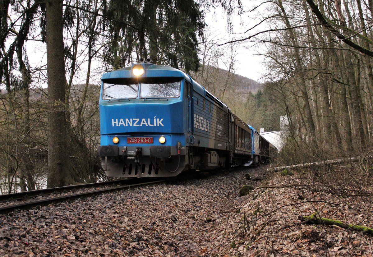 Am 17.02.20 war der Mattonizug mit 749 263 vorn, dann ein Waggon und danach die 749 262 in Kyselka zu sehen.