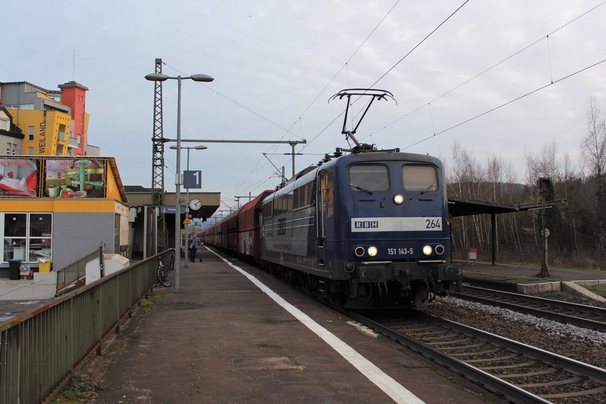 Am 17.02.2018 durchfährt 151 143 den Bahnhof Oberlahnstein mit einem Kohlezug in Richtung Norden.