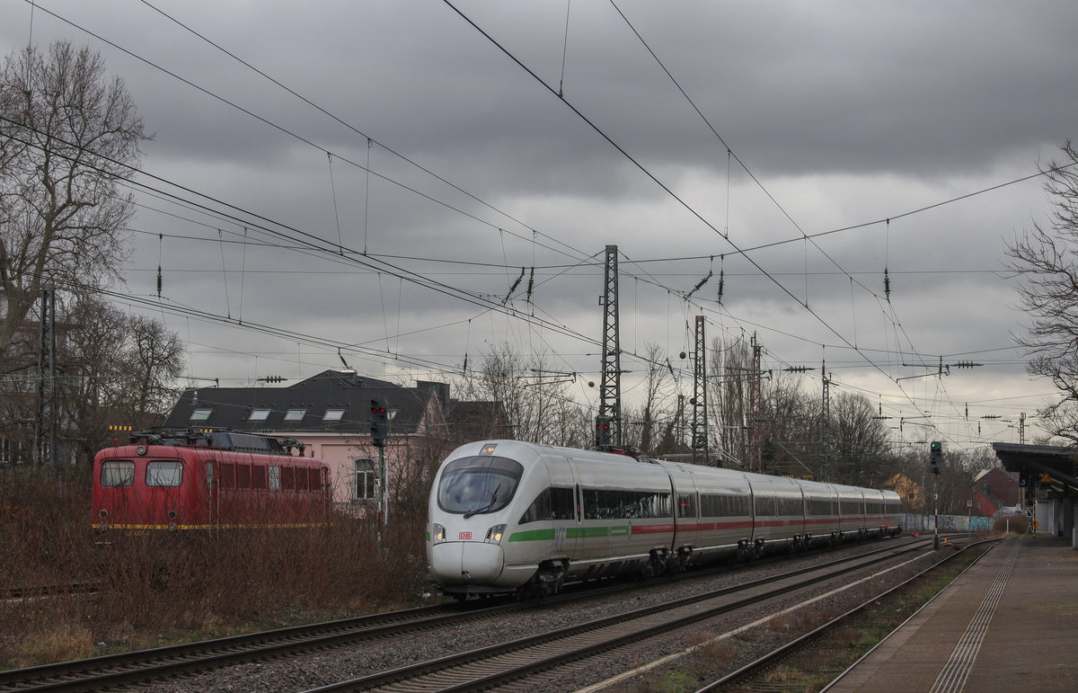 Am 17.02.2021 fuhr 411 002 richtung Düsseldorf durch Hilden, daneben stand RCCD 140 003. 