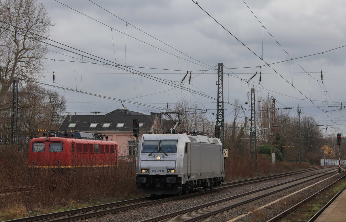 Am 17.02.2021 fuhr ATLU 119 002/185 621 Solo richtung Düsseldorf durch Hilden, daneben Stand 140 003 von RCCD. 