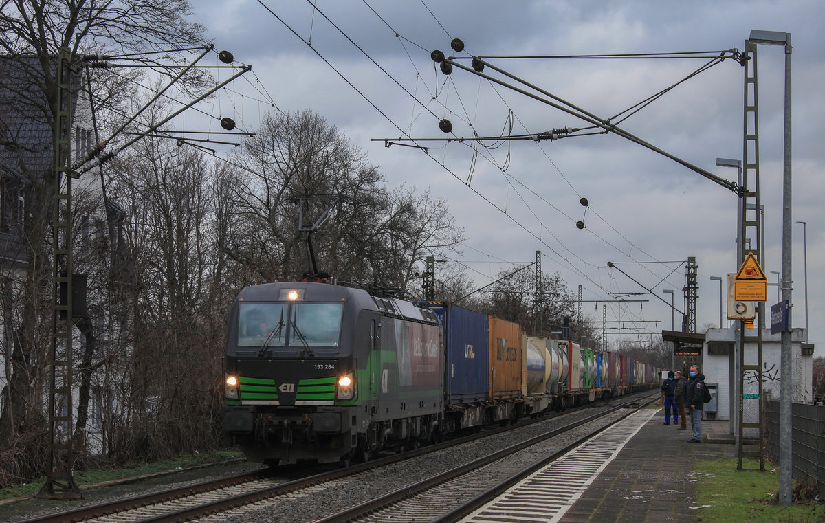 Am 17.02.2021 zog ELL/WLC 193 284 einen Containerzug nach Rheinhausen durch Rheinhausen-Ost. 