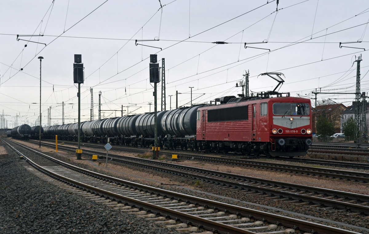 Am 17.03.19 wartet 155 078 der LEG in Bitterfeld mit ihrem Kesselwagenzug auf die Abfahrt Richtung Halle/Leipzig.