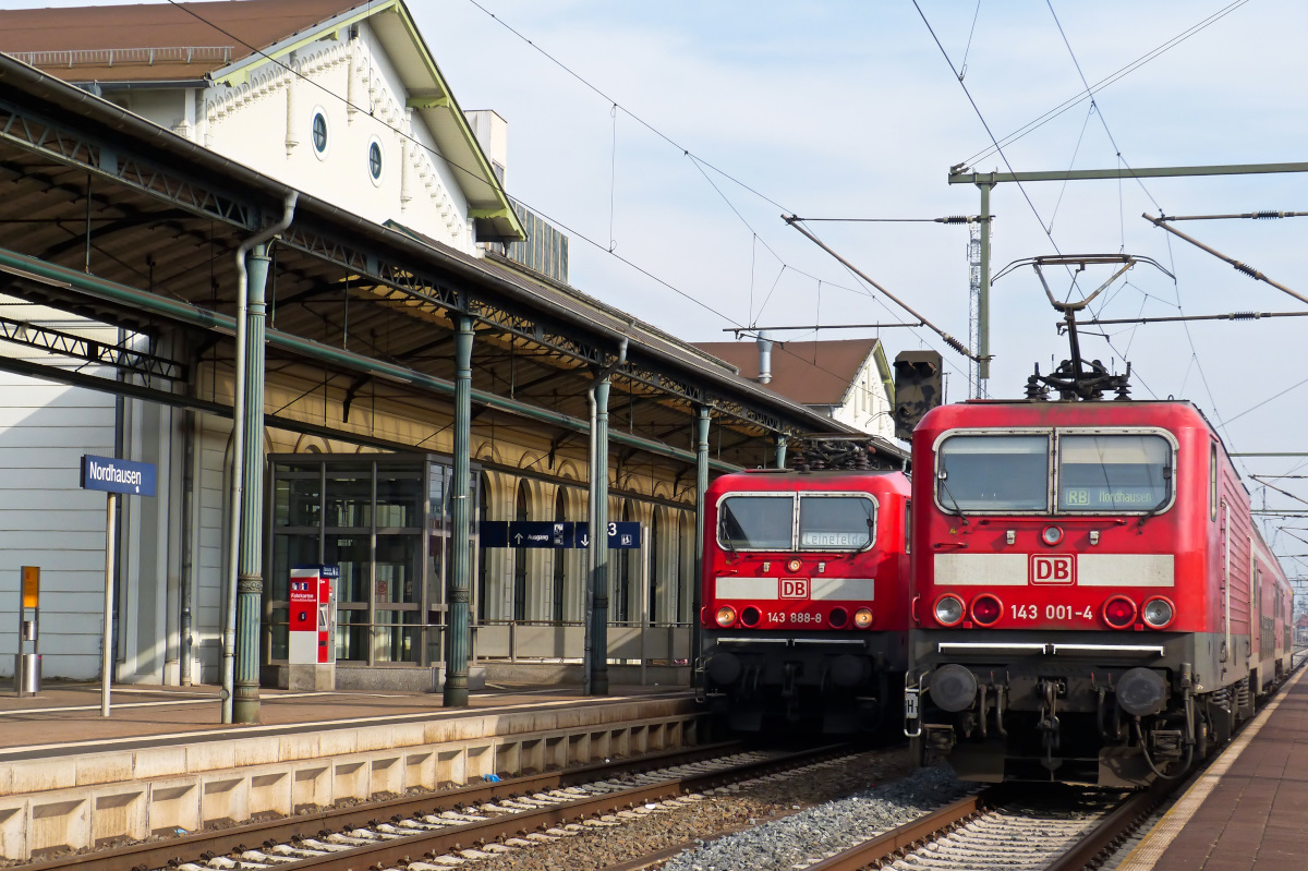 Am 17.03.2015 fotografierte ich den üblichen Regionalverkehr in Nordhausen mit 143 001-4 und 143 888-8. Bis heute verwirren mich die Loknummern.