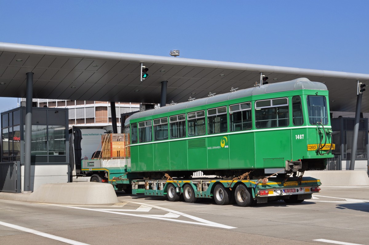 Am 17.03.2016 wurden die ersten drei B4 Anhänger mit den Betriebsnummern 1437, 1450 und 1467 in der Hauuptwerkstatt verladen. Die Anhänger werden auf den Lastwagen bis nach Belgrad gefahren. Hier steht der B 1467 beim Zoll in Weil am Rhein.