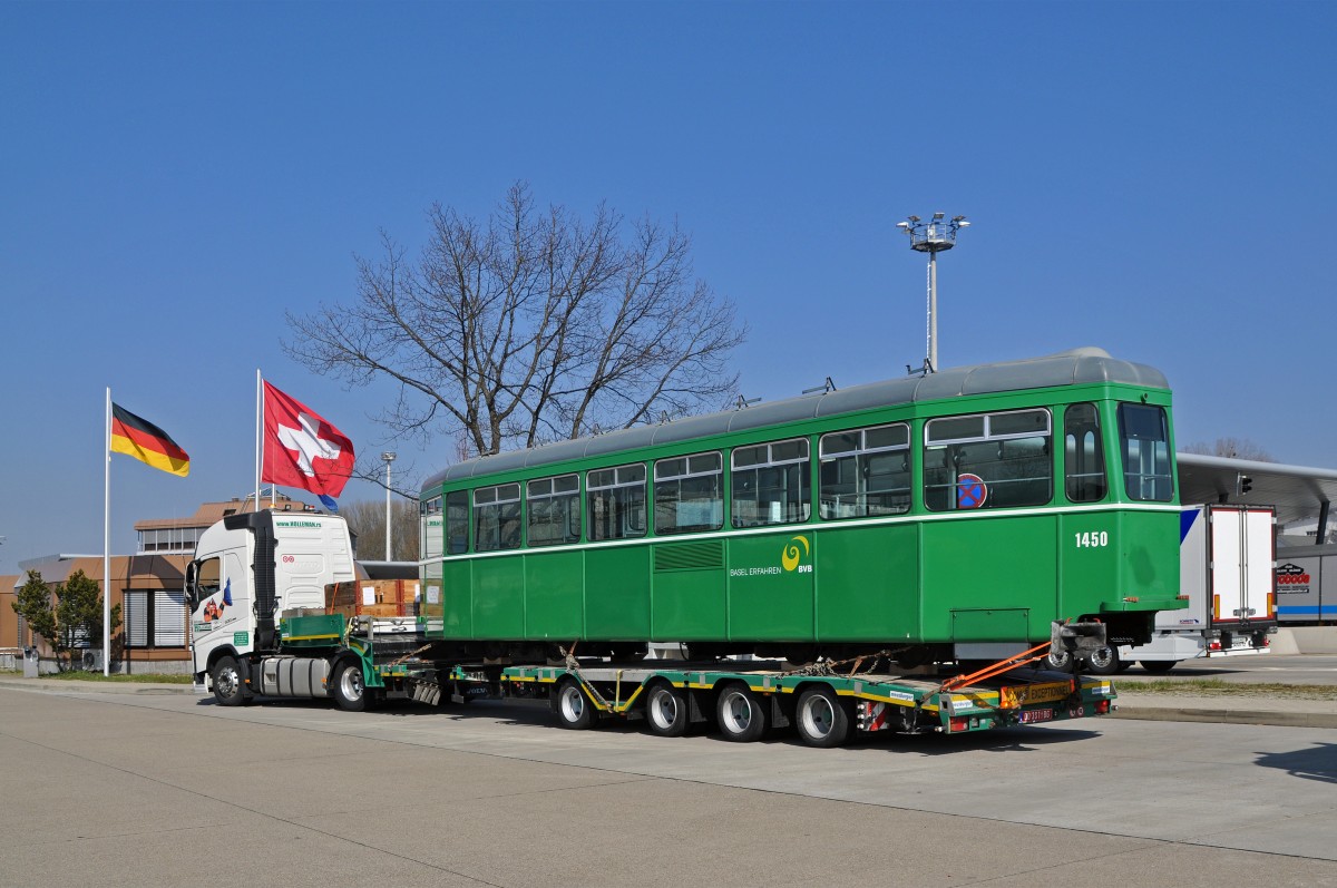 Am 17.03.2016 wurden die ersten drei B4 Anhänger mit den Betriebsnummern 1437, 1450 und 1467 in der Hauuptwerkstatt verladen. Die Anhänger werden auf den Lastwagen bis nach Belgrad gefahren. Hier steht der B 1450 beim Zoll in Weil am Rhein.