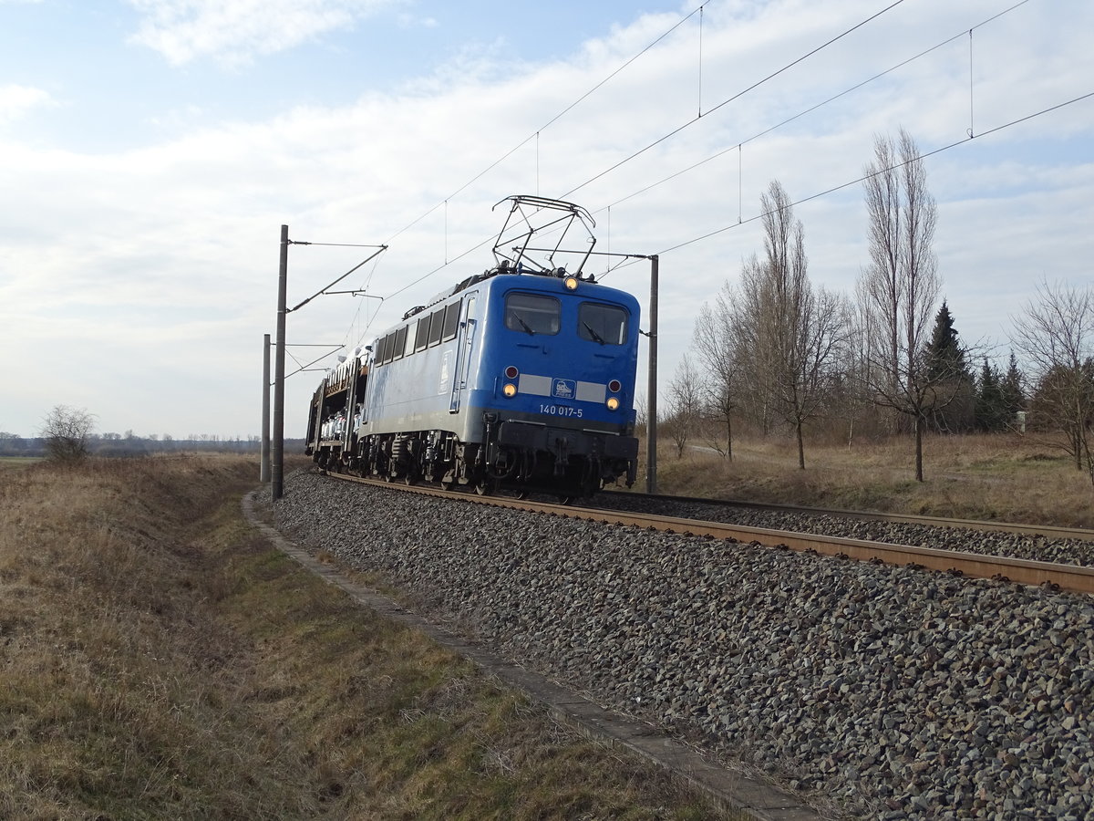 Am 17.03.2018 kam die 140 017(140 806) mit einem Autozug aus Richtung Wittenberge nach Stendal und fuhr weiter in Richtung Magdeburg.