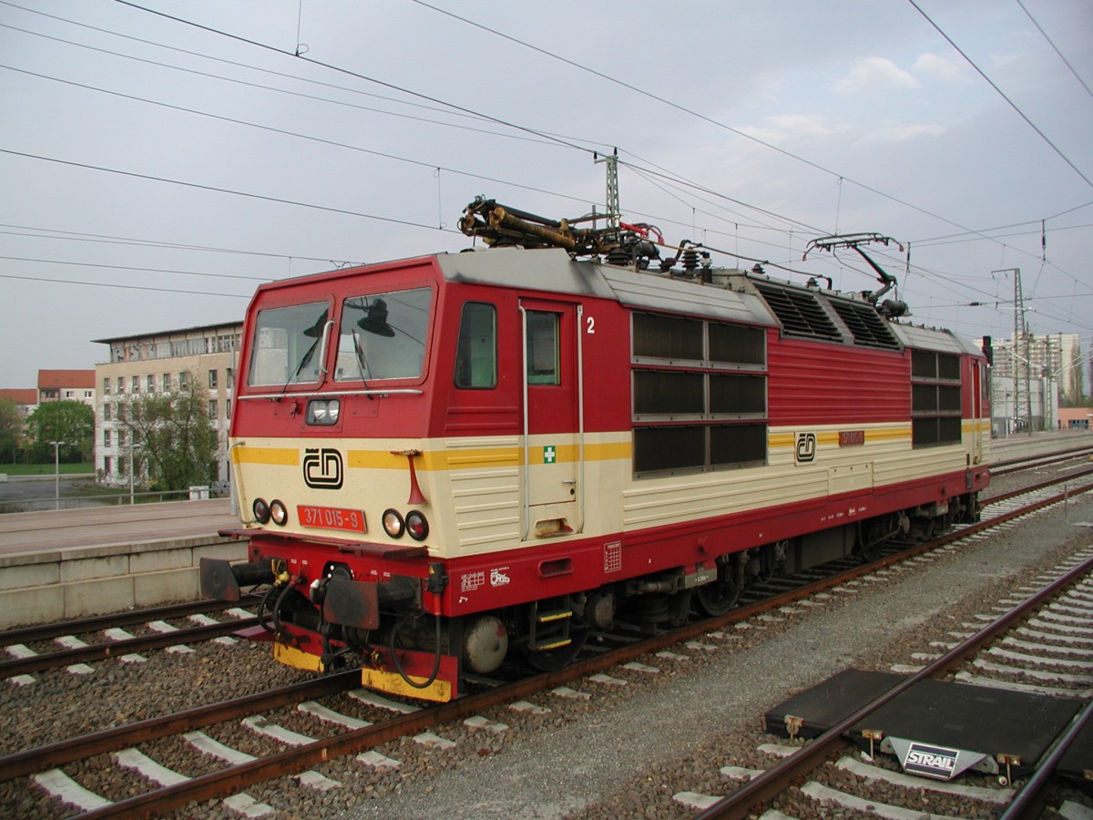 Am 17.04.2005 stand 371 015 am Dresdner Hbf und wartete auf ihre Rückleistung in Richtung Prag.
