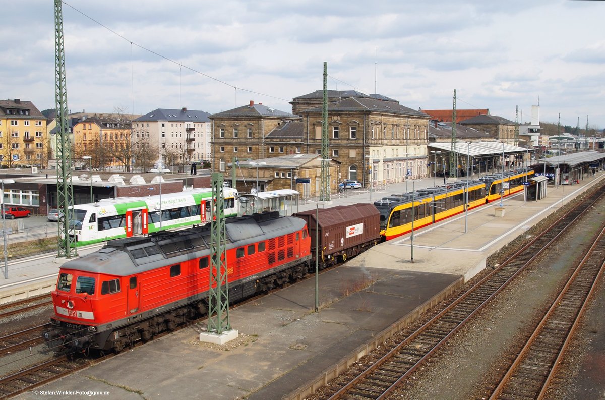 Am 17.04.2013 konnte ich bei Durchfahrt Hof Hbf diesen Gz fotografieren, der nagelneue Straßenbahnen nach Norden brachte. Es führte eine 233. Interessante Fuhre jedenfalls...