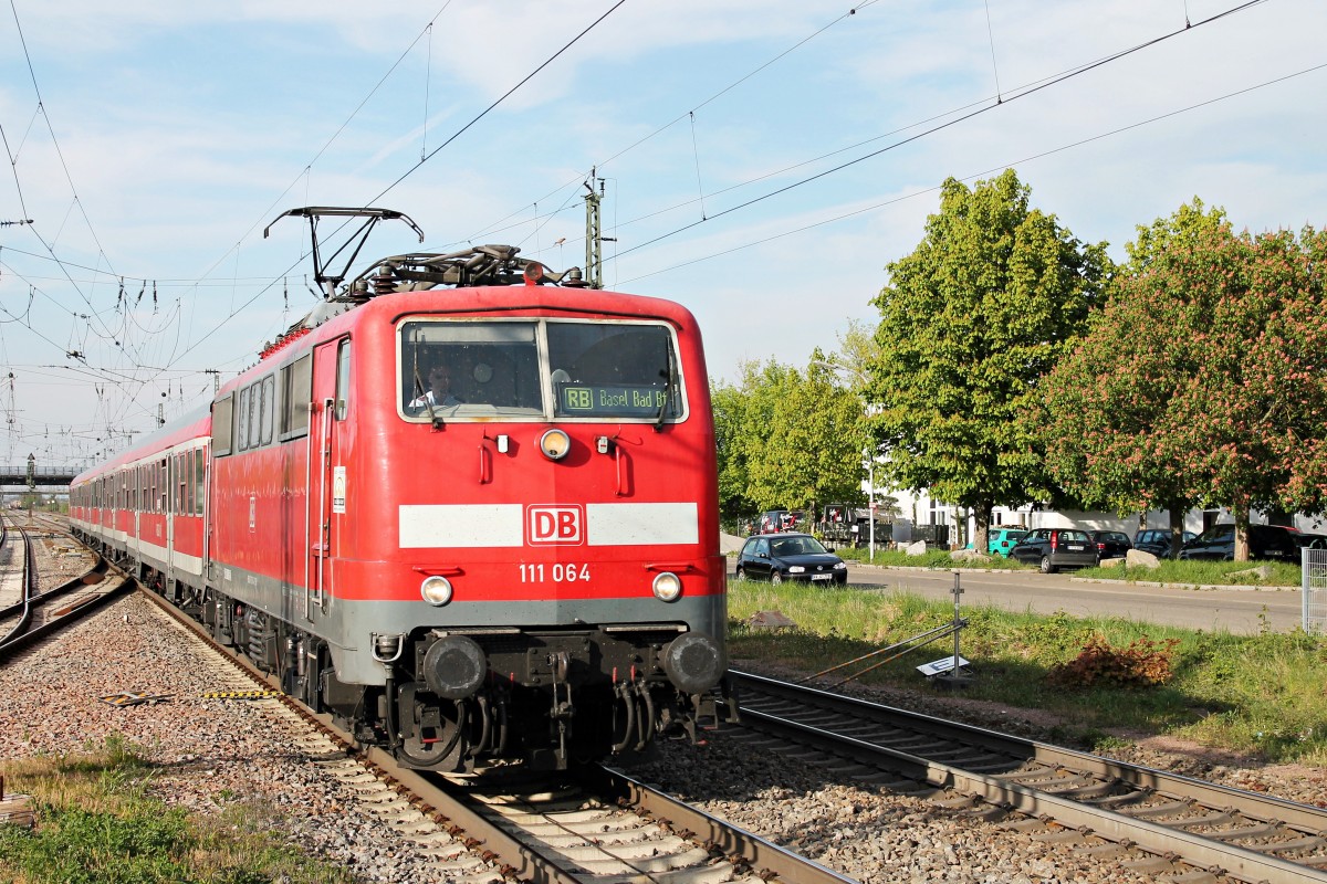 Am 17.04.2014 fuhr die Freiburger 111 064 mit einer RegionalBahn aus Offenburg in den Bahnhof von Müllheim (Baden) ein. Ziel des Zuges war Basel Bad Bf.