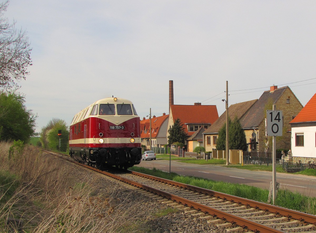 Am 17.04.2014 hatte die neulackierte 118 757-3 (92 80 1228 757-1 D-EBS) der Erfurter Bahnservice GmbH ihre Premierenfahrt in DR Farben. Von Karsdorf ging es über die Unstrutbahn und Naumburg Hbf nach Weimar. Ein großes Dankeschön gilt der EBS für die Arbeit, Zeit und Mühe die in die Lok gesteckt wurde. Hier zu sehen in bei der Durchfahrt in Laucha (Unstrut).