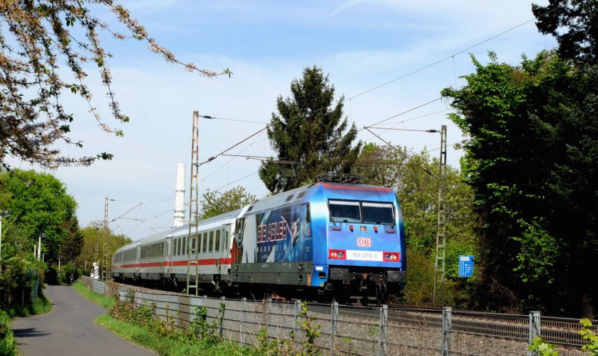 Am 17.04.2014 zog 101 070  Adler Mannhaim  den IC 2023 (Hamburg Altona - Frankfurt (Main) Hbf). Zu sehen auf der linken Rheinstrecke (KBS 470) zwischen Bonn hbf und Bonn-Bad Godesberg.