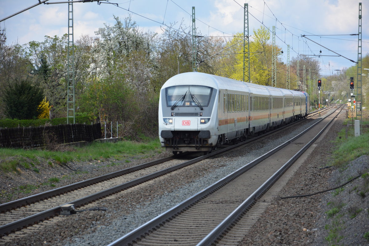 Am 17.04.2016 fährt dieser IC 2371 nach Karlsruhe Hauptbahnhof. Aufgenommen bei der Durchfahrt Bad Nauheim. Geschoben wurde die Zugfahrt von der BR 101 (101 042-0).
